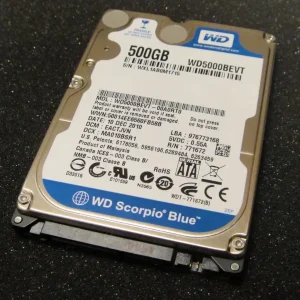 Foto de um disco rígido de 500 gigabytes rotulado WD Scorpio Blue. A peça é um bloco de metal retangular não muito espeço.