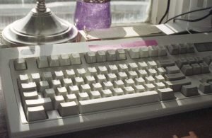 Uma foto de um teclado de computador branco.