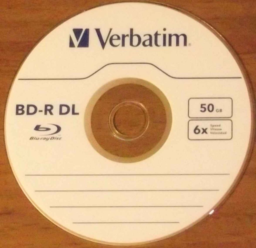 Foto de um disco de Blu-ray (BR-R DL), 50 GB, da marca Verbatim.