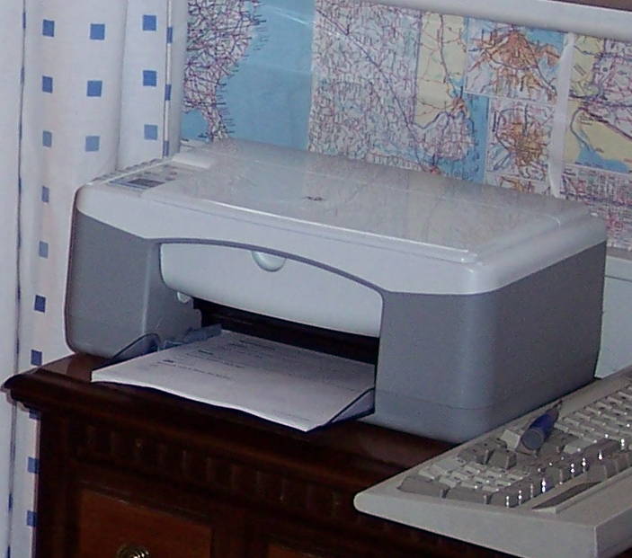 Uma foto de uma impressora HP Deskjet F340 multifunction.