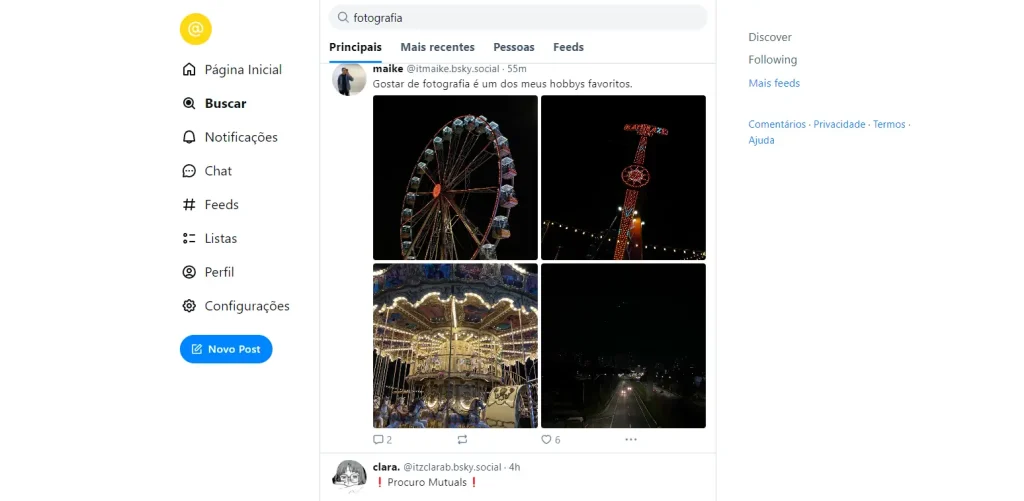 Uma página branca, no canto superior-esquerda o avatar no usuário, no menu esquerdo as opções: Página Inicial, Buscar, Notificações, Chat, Feeds, Listas, Perfil, Configurações, e um botão "Novo Post." Ao centro, no topo uma caixa de pesquisa escrito "fotografia." Quatro abas: Principais (ativo), Mais recentes, Pessoas, e Feeds. Uma lista de posts, cada um com um avatar no canto superior-esquerdo, nome de usuário "maike" e "itmaike.bsky.social," data de postagem "55m," um texto curto e 4 imagens; no barra direita os links Discover, Following, Mais feeds, Comentários, Privacidade, Termos, e Ajuda.