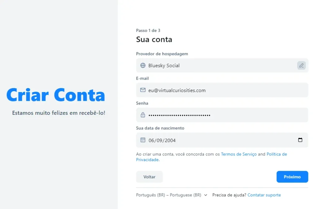 Um formulário ao lado do texto Criar Conta: Estamos muito felizes em recebê-lo!, rotulado "Passo 1 de 3," "Sua conta," Provedor de hospedagem: Bluesky Social, E-mail: eu@virtualcuriosites.com, Senha: (asteriscos), Sua data de nascimento: 06/09/2004. Rodapé: Ao criar sua conta, você concorda com os Termos de Serviço and Política de Privacidade. Dois botões: Voltar e Próximo.