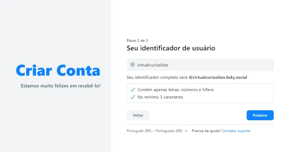 Página com um formulário rotulado "Passo 2 de 3," "Seu identificador de usuário," com um campo com um símbolo de arroba (@) fixo, e o valor virtualcuriosities. Um texto abaixo: Seu identificador completo será @virtualcuriosities.bsky.social. Contém apenas letras, números e hífens. No mínimo 3 caracteres. Dois botões: Voltar e Próximo.