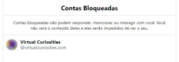 Uma página com o título "Contas Bloqueadas," que diz: Contas bloqueadas não podem responder, mencionar ou interagir com você. Você não verá o conteúdo deles e eles serão impedidos de ver o seu. Abaixo um usuário bloqueado (virtualcuriosities.com) com o avatar borrado.