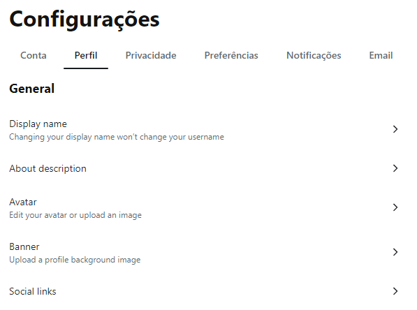 Uma página com o título "Configurações." Guias: Conta, Perfil (selecionado), Privacidade, Preferências, Notificações, Email. Em Inglês: Seção: "general," opções: "Display Name (Changing your display name won't change your username)," "About description," "Avatar (Edit your avatar or upload an image)," "Banner (Upload a profile background image)," e "Social links."