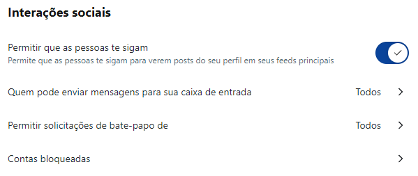 Uma seção com título "Interações sociais," quatro opções: opção "Permitir que as pessoas te sigam (Permite que as pessoas te sigam para verem posts do seu perfil em seus feeds principais)," estado: marcado; opção "Quem pode enviar mensagens para seu caixa de entrada," estado: "Todos;" opção: "Permitir solicitações de bate-paop de," estado: "Todos;" opção: contas bloqueadas.